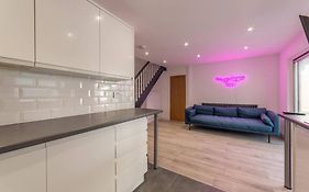 Modern Fully Renovated 4 Bedroom